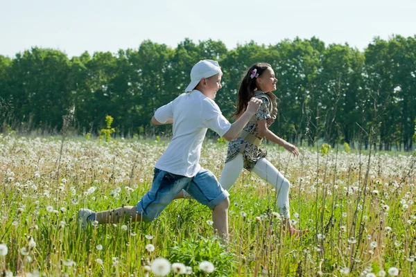 Adolescentes corre no prado — Fotografia de Stock
