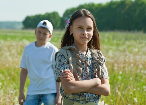 Tonåring pojke och flicka har en kamp — Stockfoto
