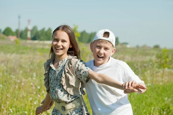 Feliz adolescente menino e menina juntos — Fotografia de Stock