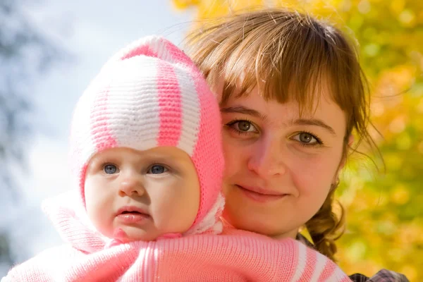 Porträtt av mor med baby — Stockfoto
