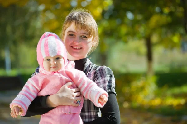 Мати з малюком восени — стокове фото