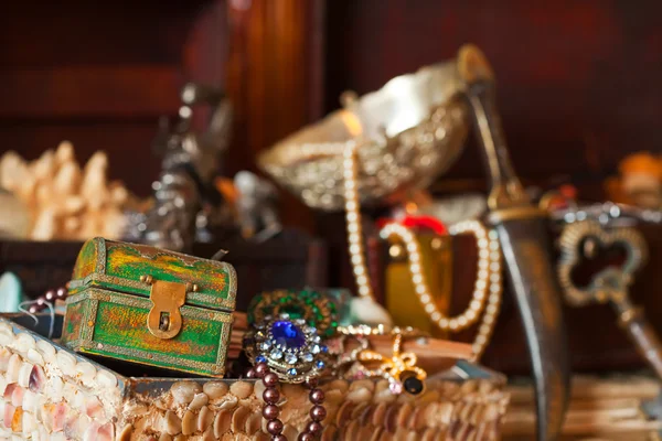Cofres del tesoro con joyas — Foto de Stock