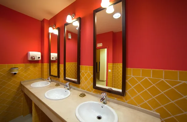 Toiletteninnenraum mit wenigen Waschbecken — Stockfoto