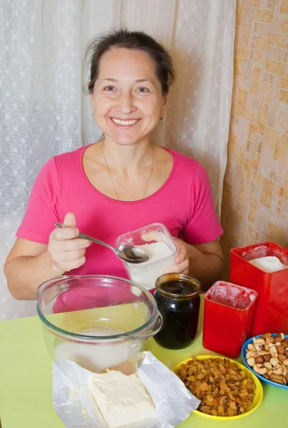 Woman adds sugar into dish Royalty Free Stock Photos