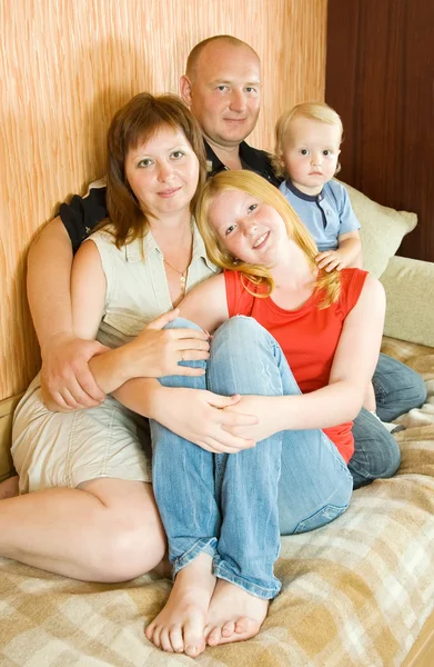 Familjen sitter i vardagsrummet — Stockfoto