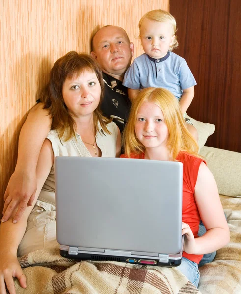 Bir dizüstü bilgisayar kullanarak aile — Stok fotoğraf