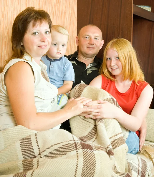 Familjen kopplar av på soffan — Stockfoto