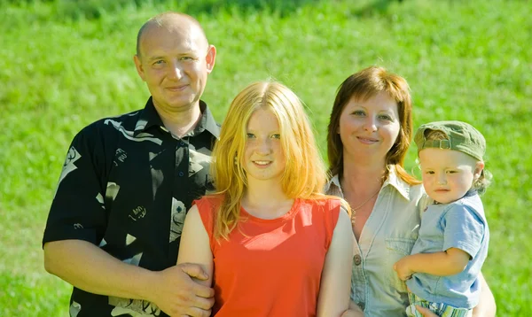 Familj på fyra på park — Stockfoto