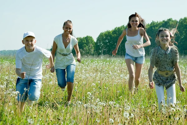 Friends running in meadow — Stock Photo, Image