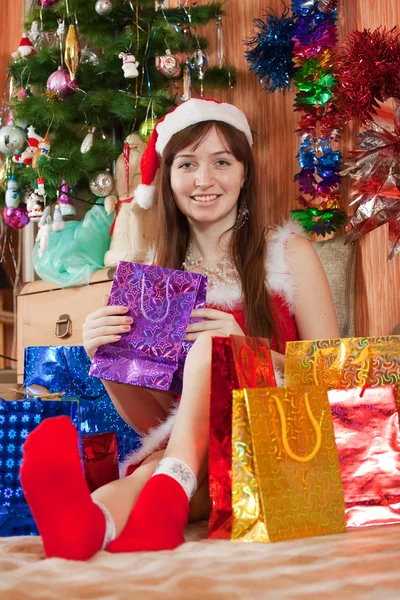 Flicka med julklappar — Stockfoto
