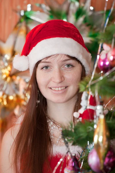 Девушка против рождественского украшения — стоковое фото