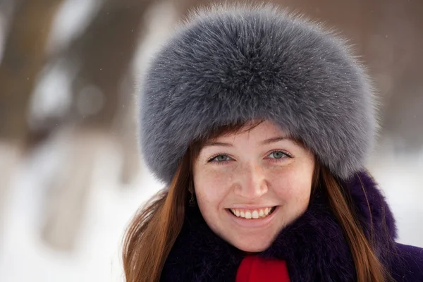 Зимовий портрет жінки — стокове фото