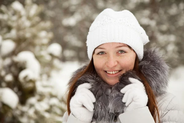 Vrouw bij winterse park — Stockfoto