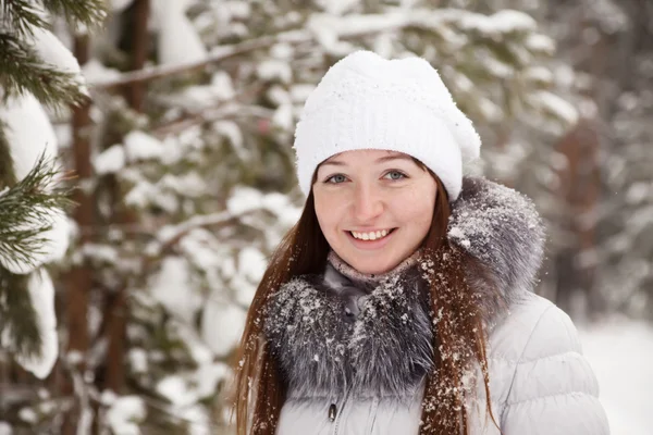 Meisje in winterse dennenbos — Stockfoto