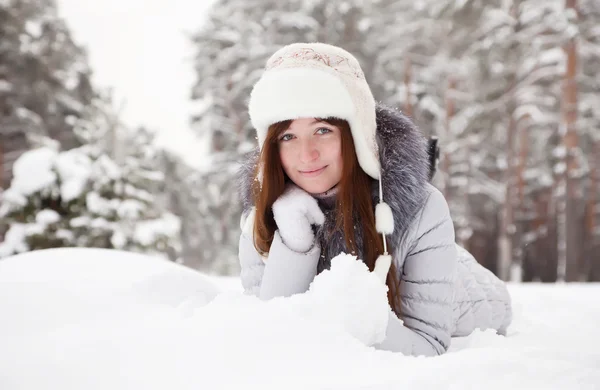 Menina deitada na neve — Fotografia de Stock