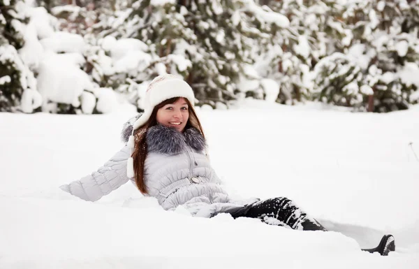 Femme couchée sur la neige — Photo