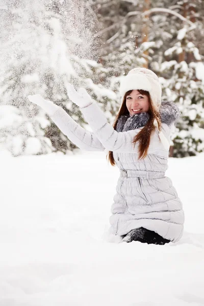Jovem mulher jogando neve — Fotografia de Stock