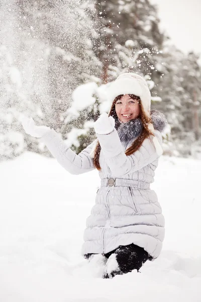 Meisje gooit sneeuw in de lucht — Stockfoto