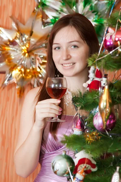 Frau feiert Weihnachten — Stockfoto