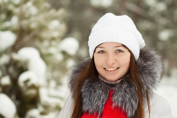 Πορτραίτο κοριτσιού στο χειμερινό πάρκο — Φωτογραφία Αρχείου