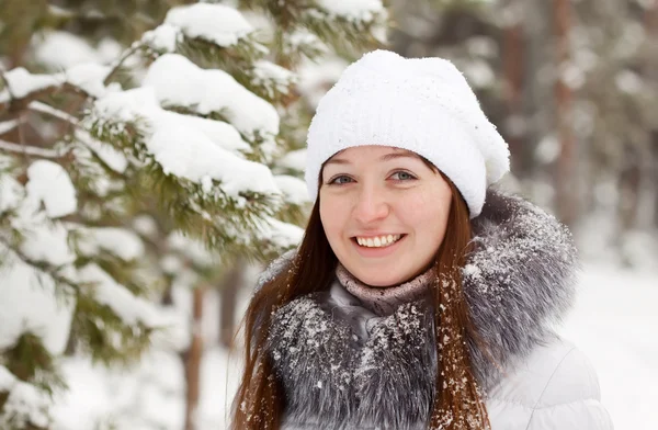 Улыбающаяся девушка в зимнем парке — стоковое фото