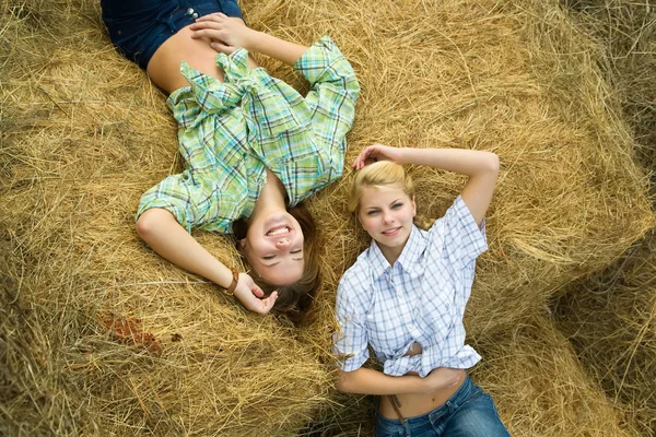 Flickor som vilar på hö — Stockfoto