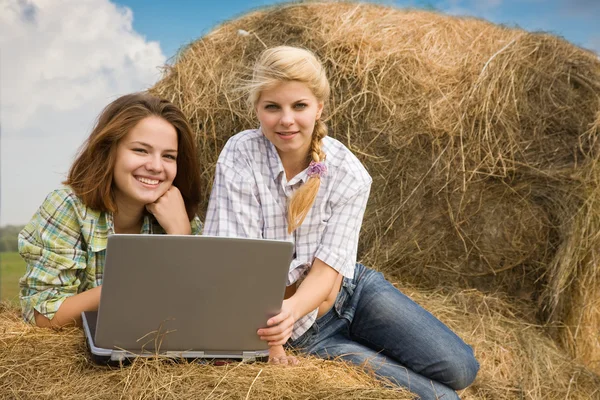 Meninas com caderno na fazenda — Fotografia de Stock
