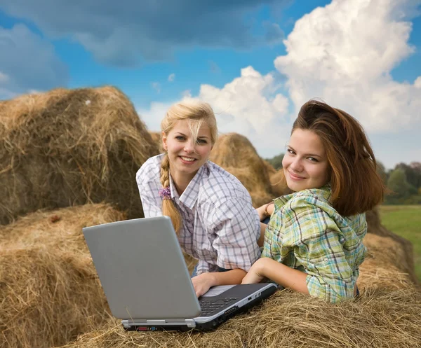 País niñas descansando con el ordenador portátil — Foto de Stock