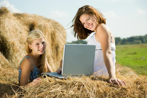 Country girls resting with laptop — Stock Photo, Image