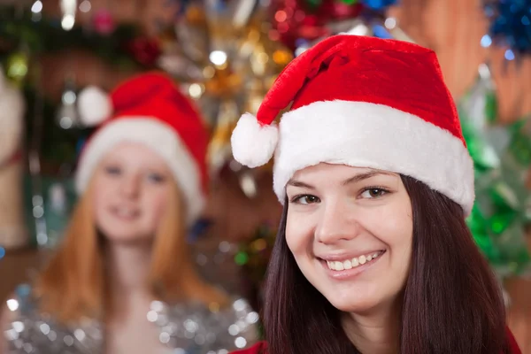 Девушки в рождественской шляпе дома — стоковое фото