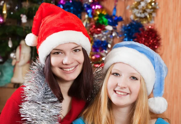 Mädchen mit Weihnachtsmützen — Stockfoto