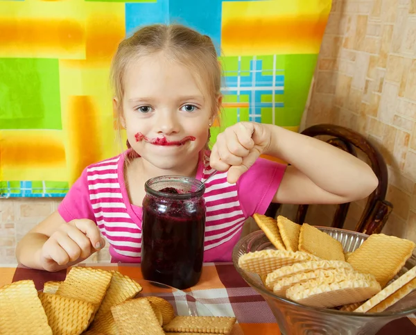 Mädchen isst Marmelade aus Glas — Stockfoto