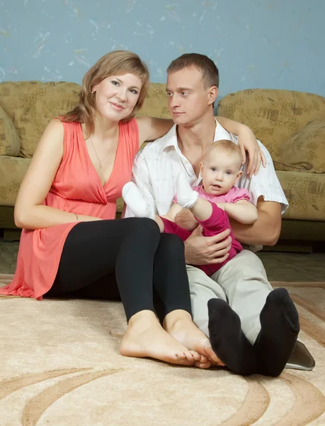 Родители с ребенком в доме — стоковое фото