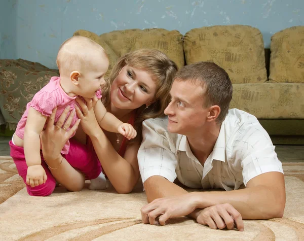 가정에서 아기와 부모 — 스톡 사진