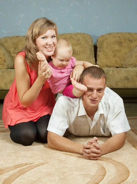 Gelukkige ouders met baby — Stockfoto