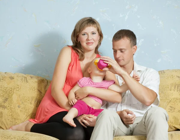 Pais alimentando seu bebê com mamadeira — Fotografia de Stock