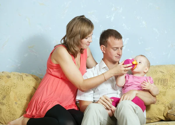 Pais alimentando seu bebê com mamadeira — Fotografia de Stock