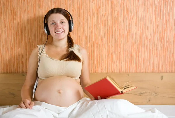 Terhes nő a kanapé — Stock Fotó