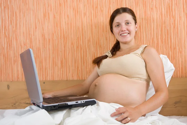 Terhes nő laptoppal — Stock Fotó