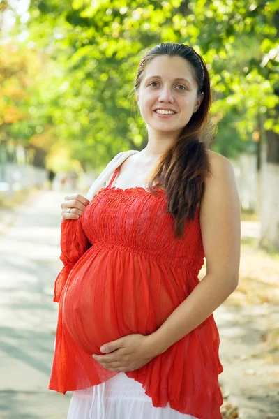 Mujer embarazada en el callejón de verano — Foto de Stock