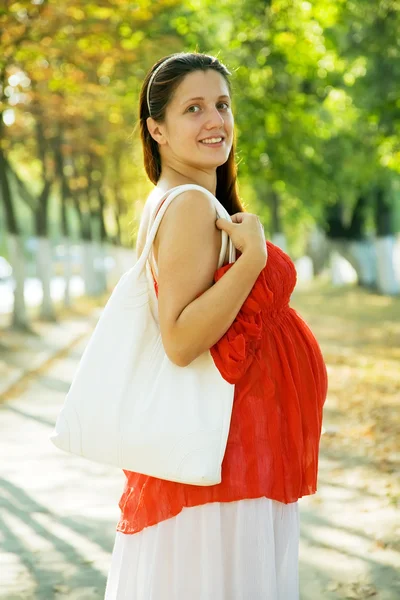 Schwangere auf Sommergasse — Stockfoto