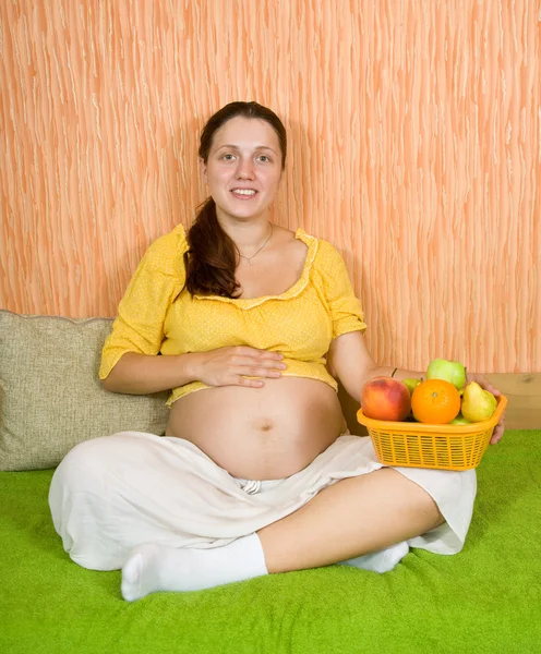 Těhotná žena s ovocem — Stock fotografie