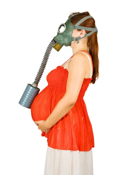 Mujer embarazada con máscara de gas sobre blanco — Foto de Stock