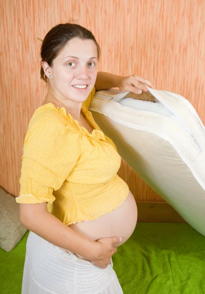 Donna incinta sceglie materasso bambino — Foto Stock