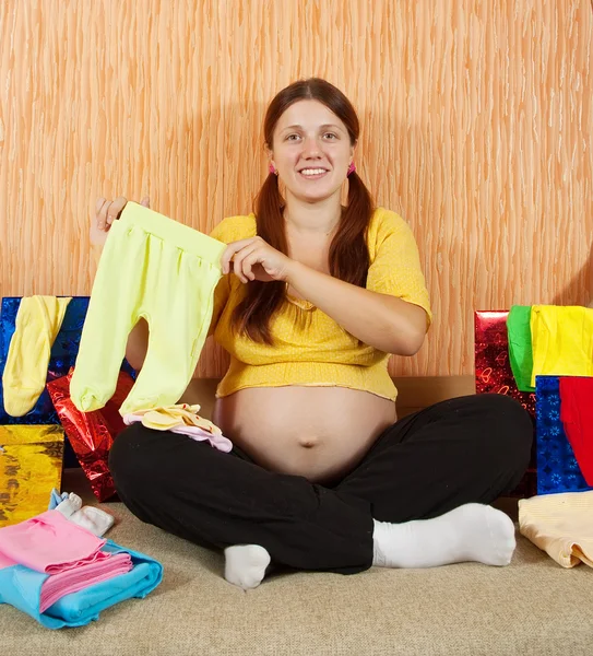 Беременная женщина с покупками — стоковое фото