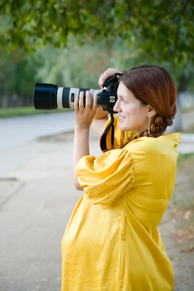 Gravid kvinna med kamera — Stockfoto
