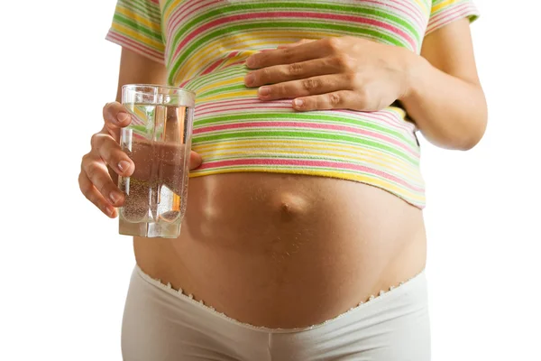Gravid tjej med vattenglas — Stockfoto