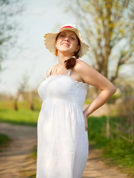 Беременная женщина в летний день — стоковое фото