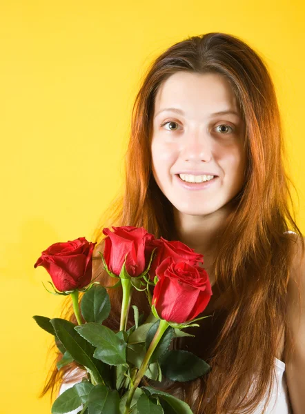 Ragazza con bouquet di rose — Foto Stock
