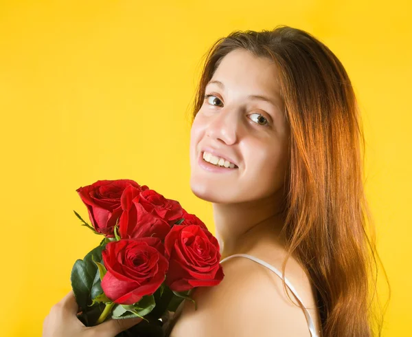 Skönhet flicka med rosor — Stockfoto
